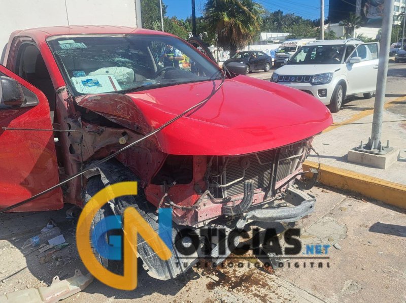 Fuerte accidente en la glorieta del Ceviche deja dos lesionados