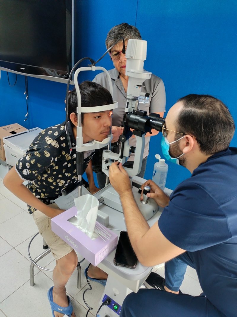 Gobierno de Yucatán apoya a personas vulnerables con cirugías de cataratas