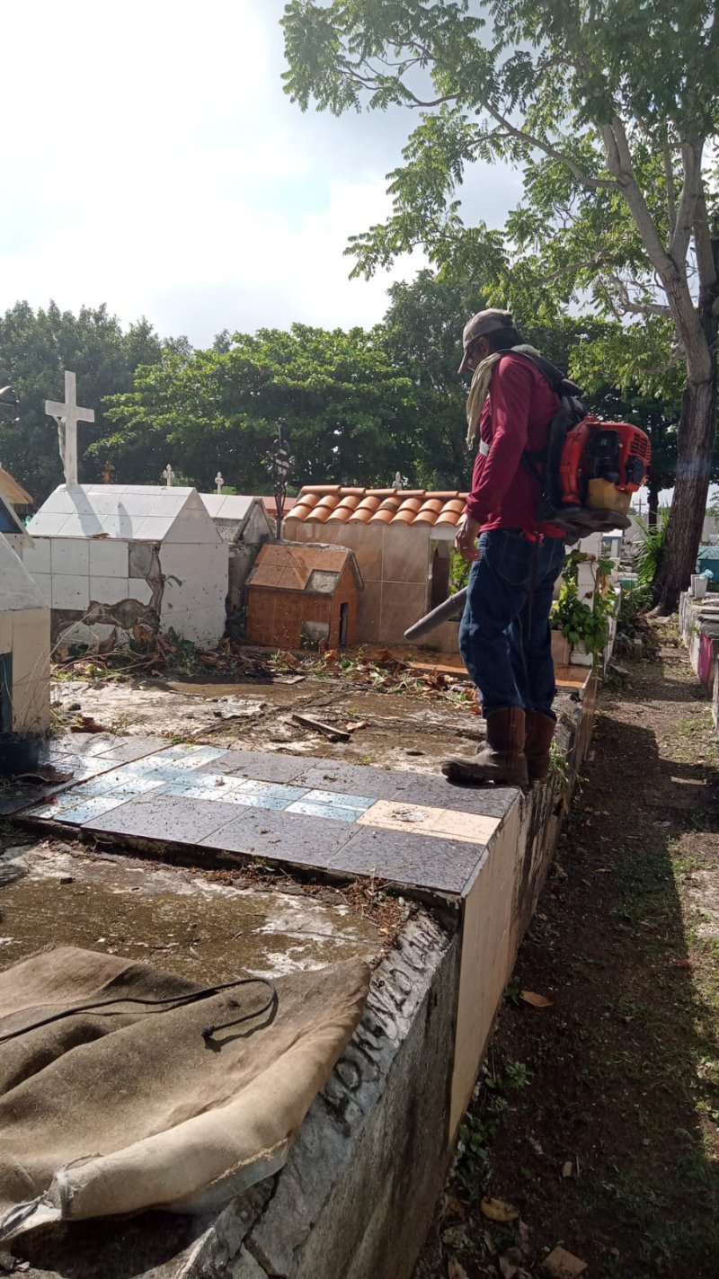 Gobierno Municipal embellece los panteones en Cancún