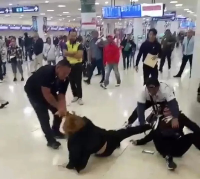 Golpes en el Aeropuerto Internacional de Cancún entre mujeres transportistas