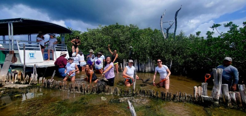 Grupo ambiental internacional “Planet Patrol” visita Punta Sur para conocer los trabajos de restauración de manglar