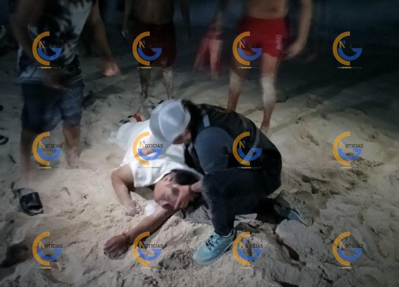 Guardavidas rescatan a bañista en Playa Delfines