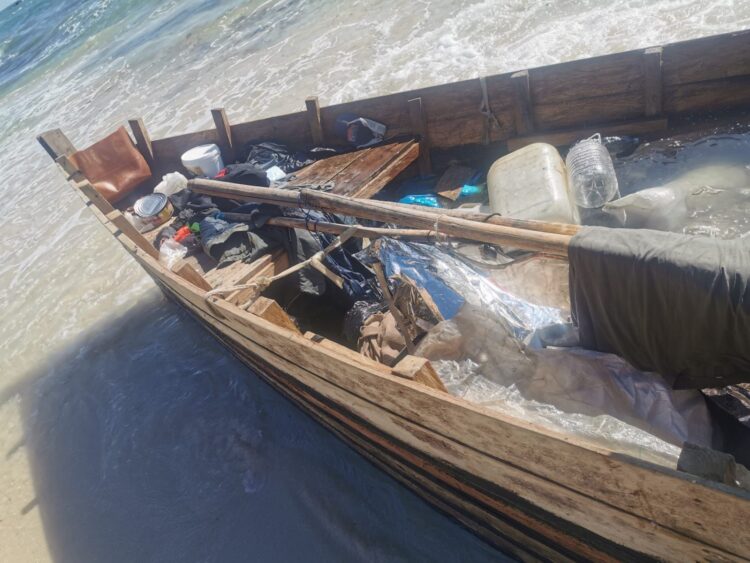 Hallan embarcación artesanal encallada en Playa del Carmen; era propulsada con un motor de automóvil