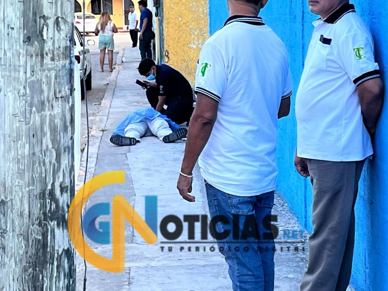 Hombre fallece de un infarto tras descender de un taxi en Cancún.