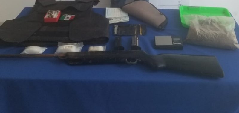 Hombre irrumpe en vivienda de Cancún con una escopeta