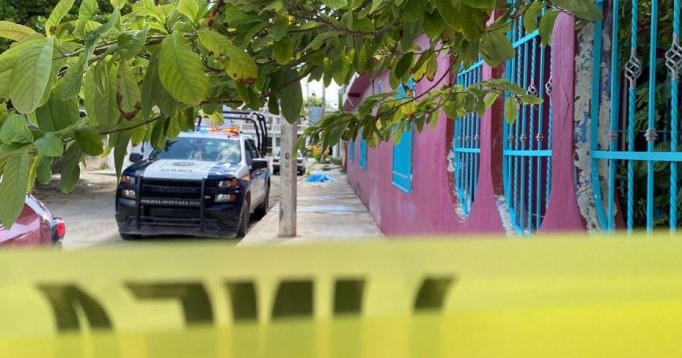 Hombre muere en la vía pública en la región 240 de Cancún