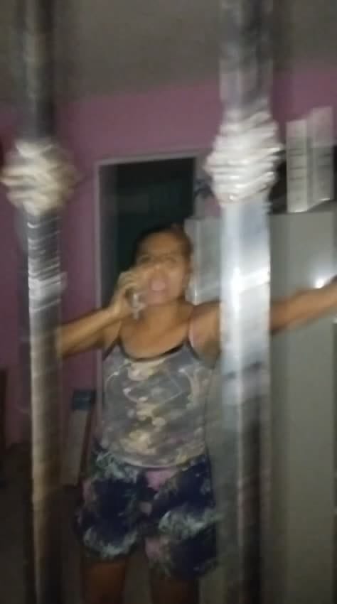 Hombre sorprende a su pareja con el compadre en momento íntimo; video se viraliza en redes