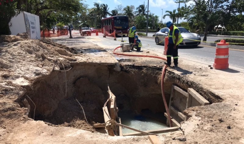 HUNDIMIENTO POR PRESUNTA FUGA DE AGUA: Surge socavón en la Zona Hotelera de Cancún