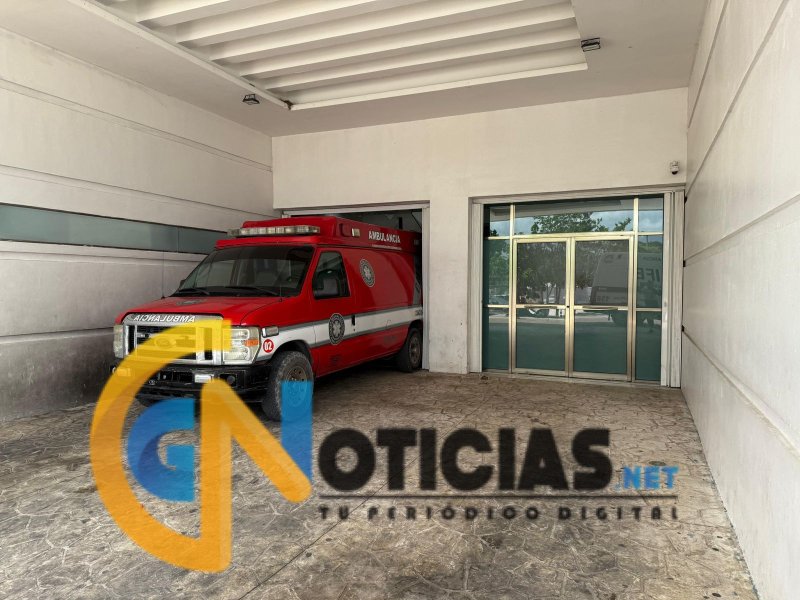 ¿IMPRUDENCIA O DESCUIDO? PARAMÉDICO IMPACTA AMBULANCIA CONTRA EL HOSPITAL GENERAL