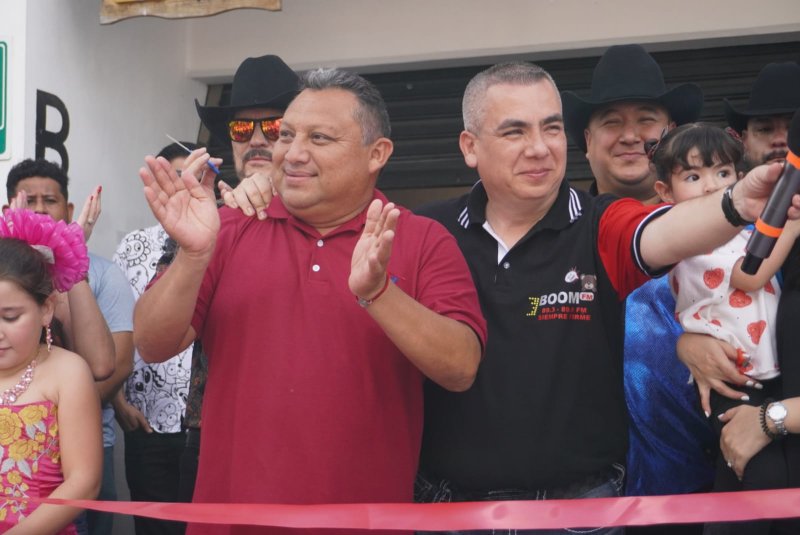 INAUGURA ERIK BORGES YAM ESTACION DE RADIO, ASÍ DA APERTURA A EMPRESAS QUE GENERAN EMPLEO Y DESARROLLO.