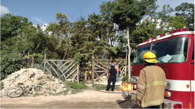 Incedio acaba completamente con una vivienda en Tulum.