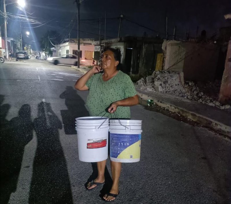Incendian área verde en la Región 90 de Cancún; vecinos apagan el fuego a cubetazos