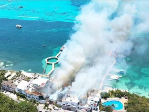 Incendio consume delfinario en Isla Mujeres