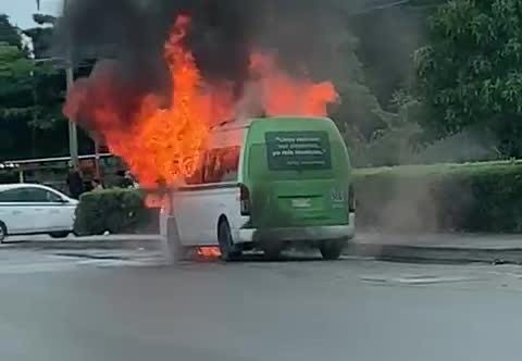 Incendio consume por completo una Urvan de transporte público en Playa del Carmen