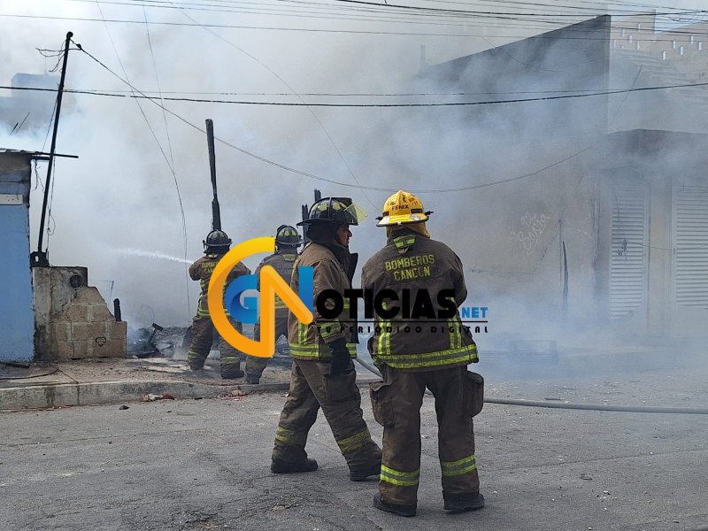 Incendio consume vivienda en la Región 228 de Cancún; rescatan a perrito y otras dos casas resultan dañadas