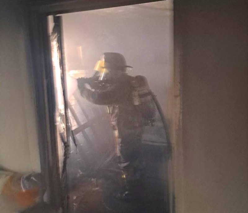 Incendio en vivienda de la Supermanzana 90 casi se sale de control; bomberos lograron contenerlo a tiempo