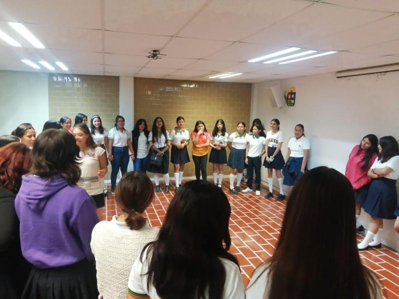 Inicia SEQ programa Ellas en la Ciencia para empoderar a las estudiantes