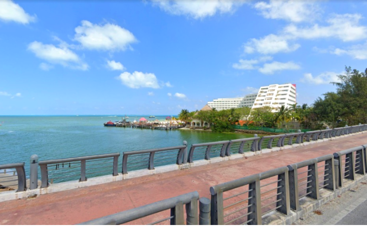 Joven intenta lanzarse del puente Calinda de Cancún