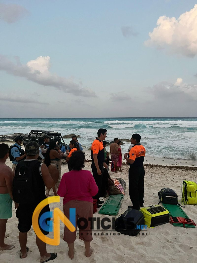 Joven turista desaparece en el mar tras intentar rescatar a su compañera en la Zona Hotelera de Cancún