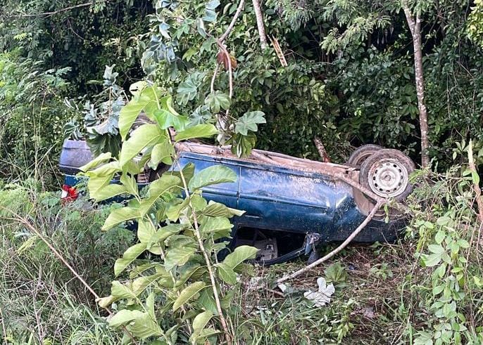 La brinca conductor y abandona su auto tras terminar entre la maleza en la avenida periférico