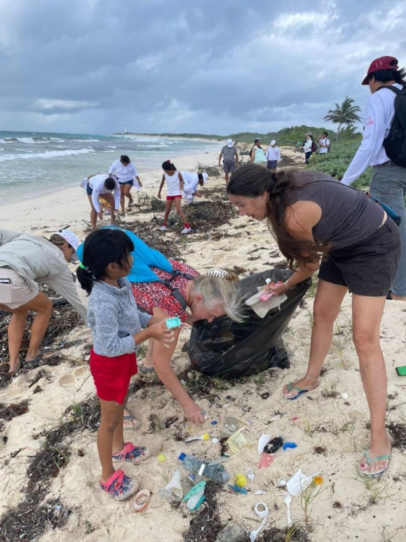 La Fundación de Parques y Museos realizó la primera limpieza de playas del año en Punta Sur