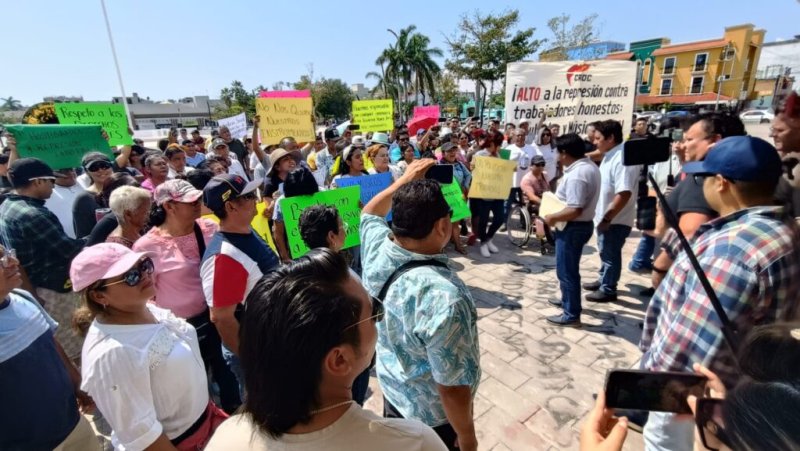 La tesorera municipal de Solidaridad Kira Iris, detalló la situación actual con comerciantes de la localidad.