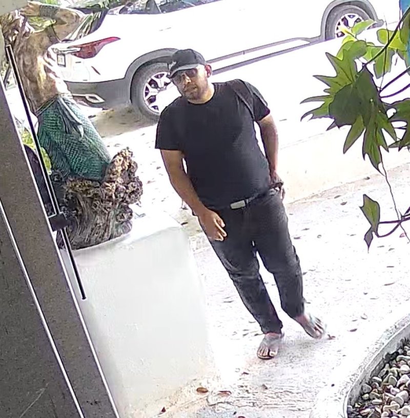 Ladrón audaz entra a robar restaurante