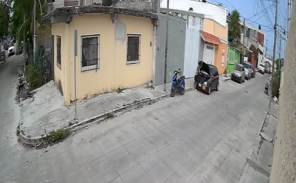 Ladrón en moto roba batería de auto a plena luz del día en Cancún