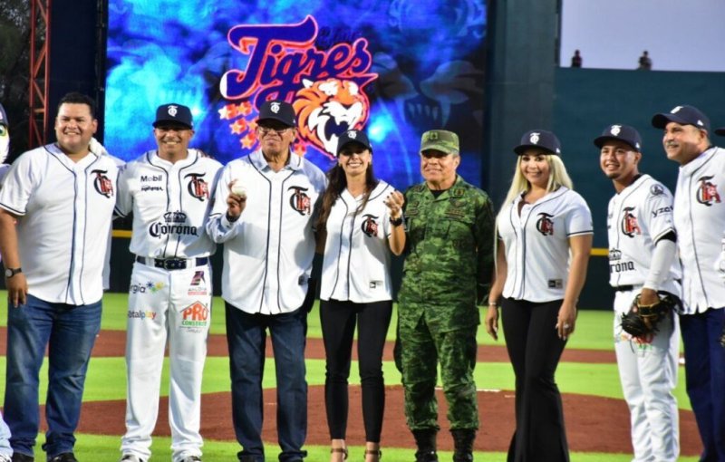 LANZA ANA PATY PERALTA PRIMERA BOLA DE LA TEMPORADA 2023