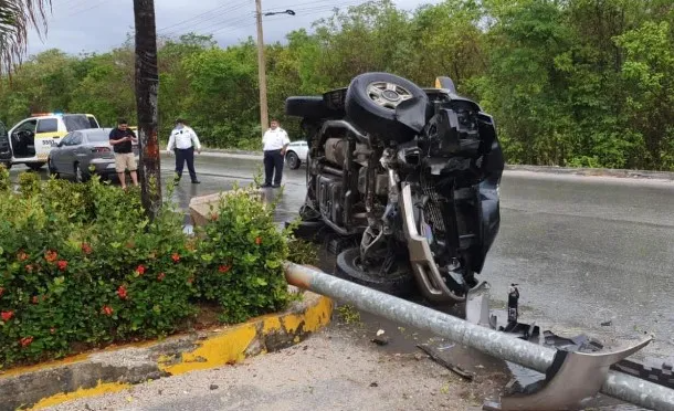 Las lluvias y poca precaución provocan accidente vial en Cancún