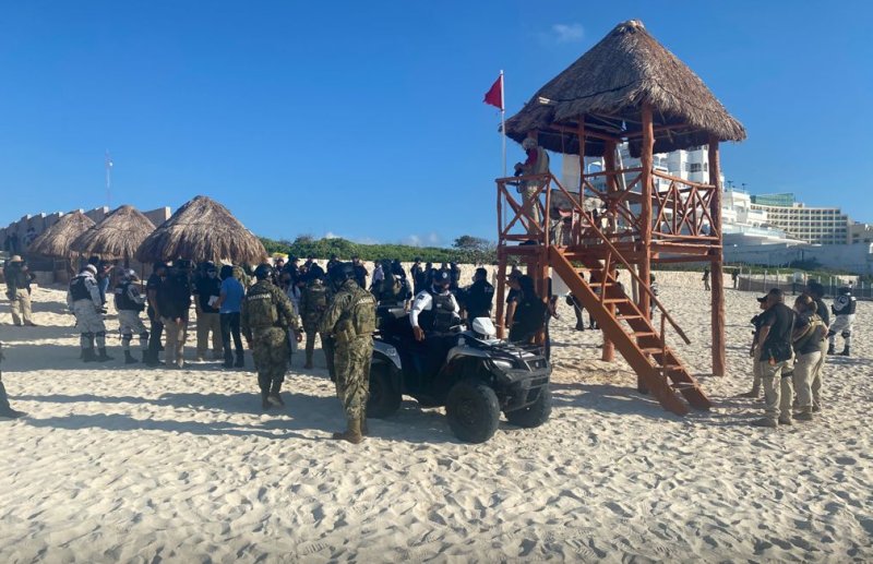 LIBERAN PLAYA MARLÍN: Con operativo coordinado, retiran camastros y sombrillas de arenales en Zona Hotelera de Cancún