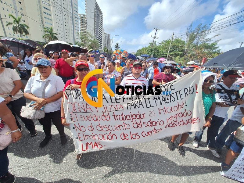 Maestros bloquean vialidad frente a la SEQ en Cancún; exigen reunión con Mara Lezama
