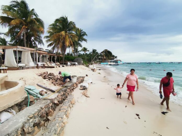 Mandarino Beach Club construye barrera artificial sobre la arena para privatizar la playa