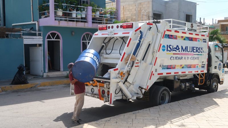 Mantiene gobierno Atenea Gómez atención en la recolección de basura en Isla Mujeres