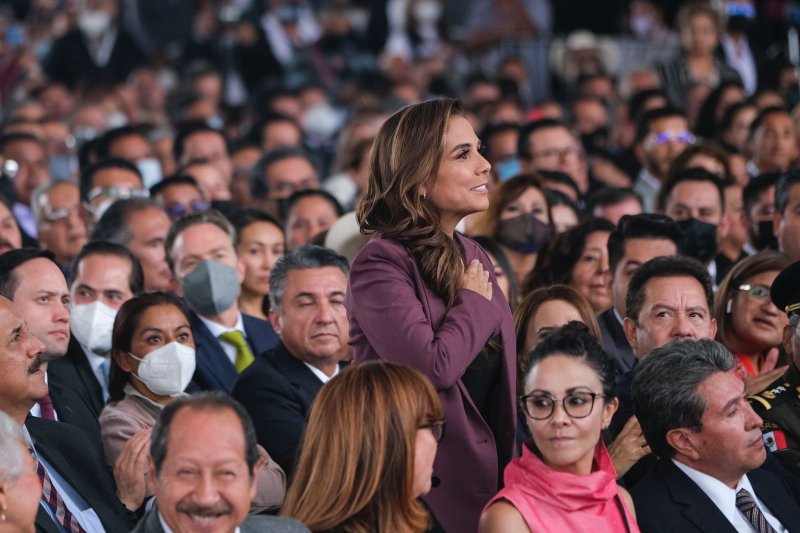 MARA LEZAMA ACOMPAÑA A JULIO MENCHACA EN SU TOMA DE PROTESTA