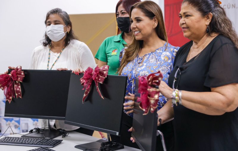Mara Lezama entrega computadoras para escuelas de educación básica