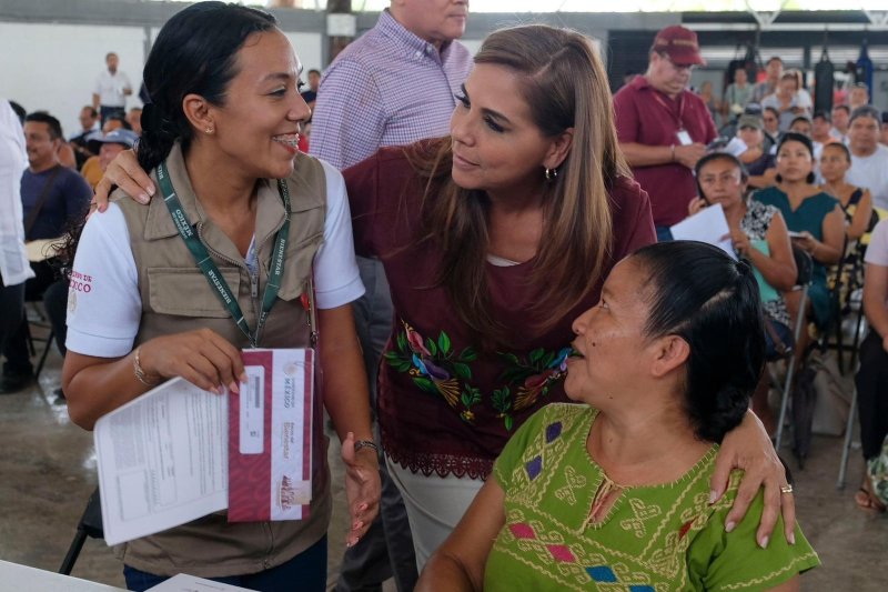 Mara Lezama entrega tarjetas para que 476 familias transformen sus viviendas