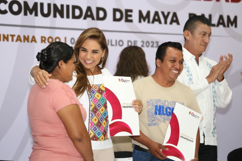 Mara Lezama entrega títulos de propiedad a habitantes de Maya Balam