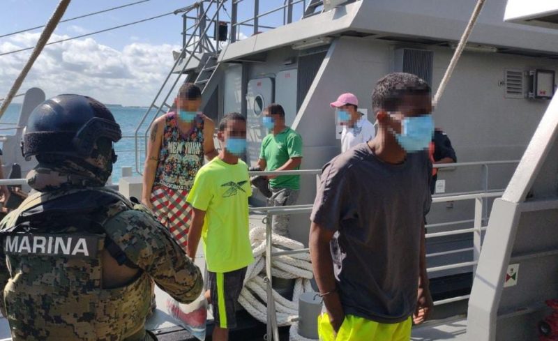 Marina rescata a 7 cubanos que naufragaban en aguas de Quintana Roo
