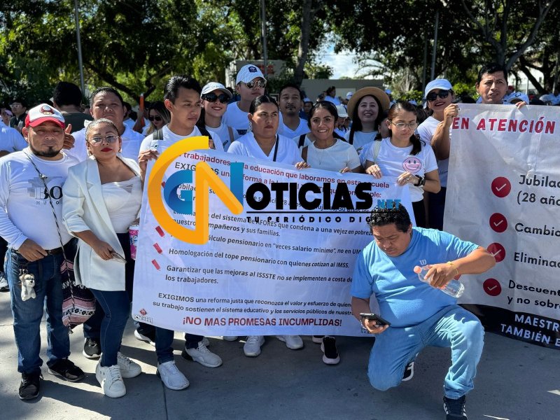 Miles de maestros se manifiestan en Cancún contra reforma al ISSSTE