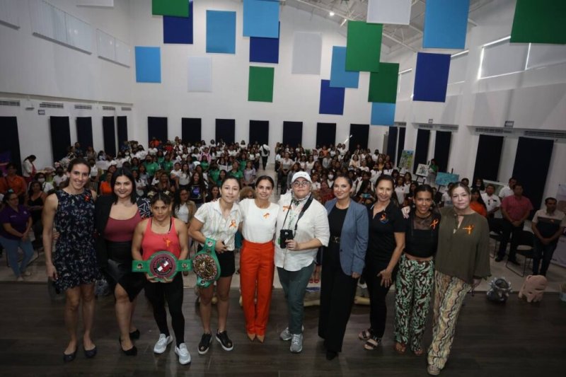 MOTIVA ANA PATY PERALTA A ADOLESCENTES CANCUNENSES EN EL FORO “MUJERES EXTRAORDINARIAS DEL FUTURO”