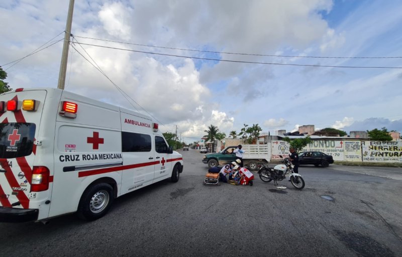 Motociclista se ‘vuela’ paso peatonal y termina en el hospital general de Cancún