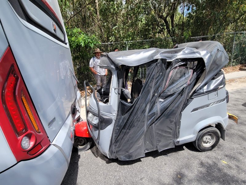 Mototaxi choca contra autobús en la Región 248 de Cancún; hay dos pasajeros lesionados