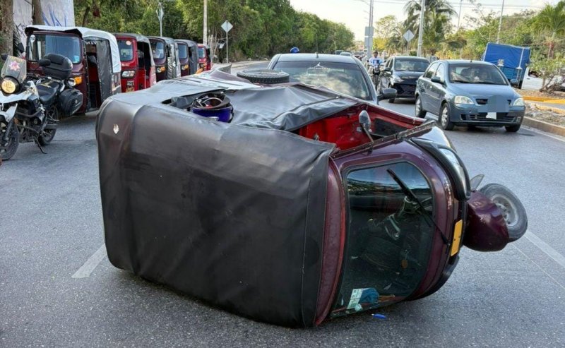Mototaxi vuelca tras ser impactado por auto en la SM 248 de Cancún; no hubo lesionados