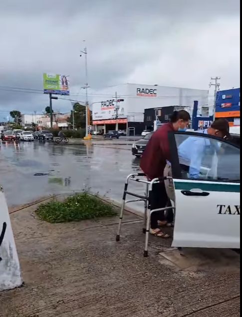 Muchos como este Taxista, que no solo se acomodó lo mas pegadito posible para que el sr de la tercera edad y sin una pierna pudiera subir lo mas fácil posible.