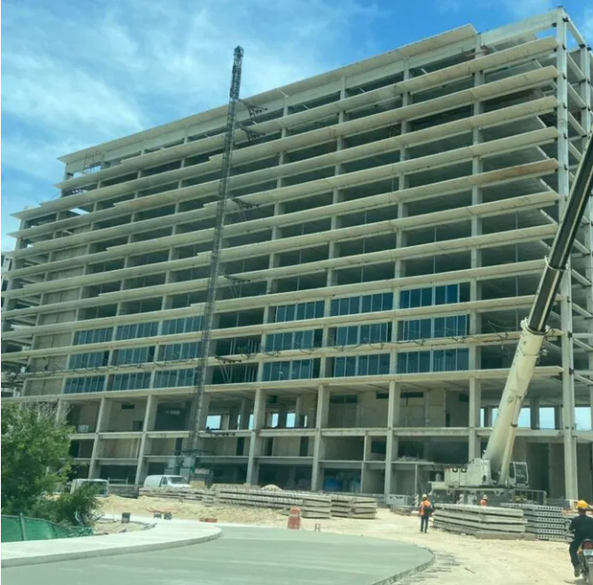 Muere trabajador tras caer de construcción en Cancún