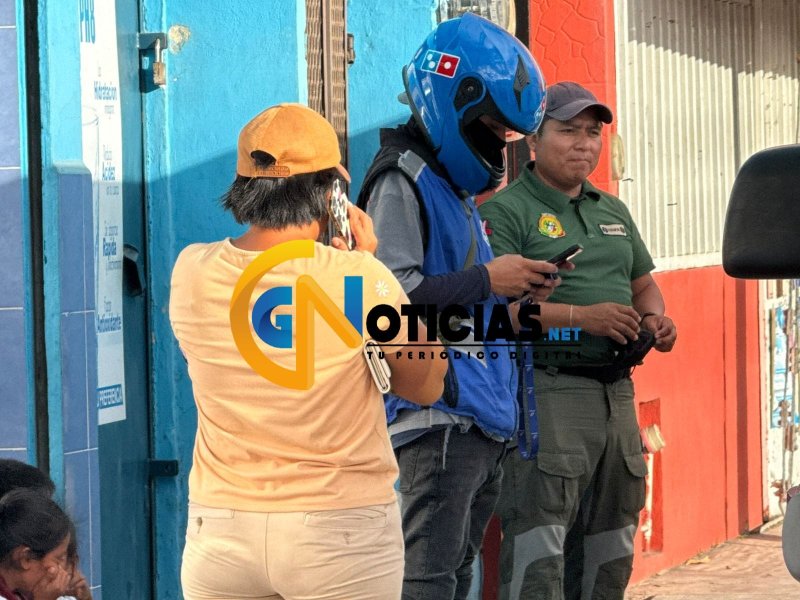 Mujer y una menor se llevan un buen susto cuando un repartidor en moto las arrolla en la región 236, afortunadamente fueron lesiones leves.