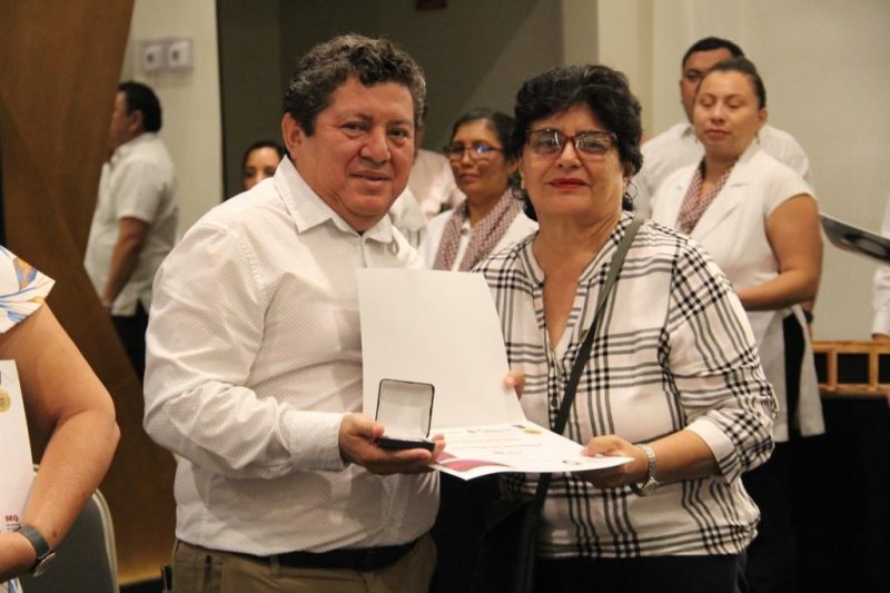Otorga el gobierno de Mara Lezama la condecoración “Maestro Altamirano” y premio “Rafael Ramírez” a maestras y maestros en su día: SEQ