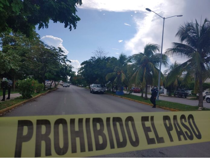 OTRA TARDE DE VIOLENCIA EN CANCÚN: Sicarios con mochilas de empresa de reparto de comida ejecutan a conductor en semáforo de la avenida La Luna