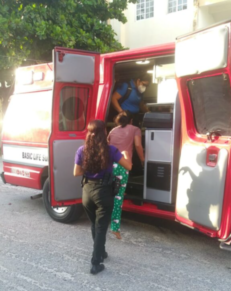 OTRO INTENTO DE SUICIDIO: Rescatan a una joven que pretendía lanzarse de azotea en Cancún